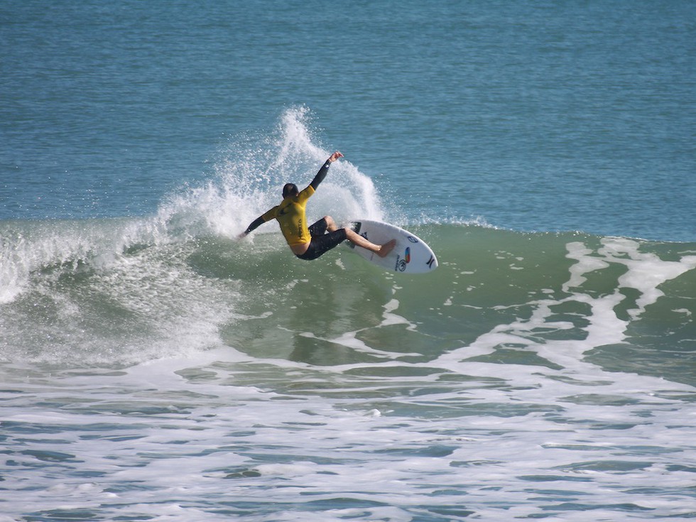 Surfer vor Floridiana Beach (Foto © L Paul Mann/Shutterstock.com)